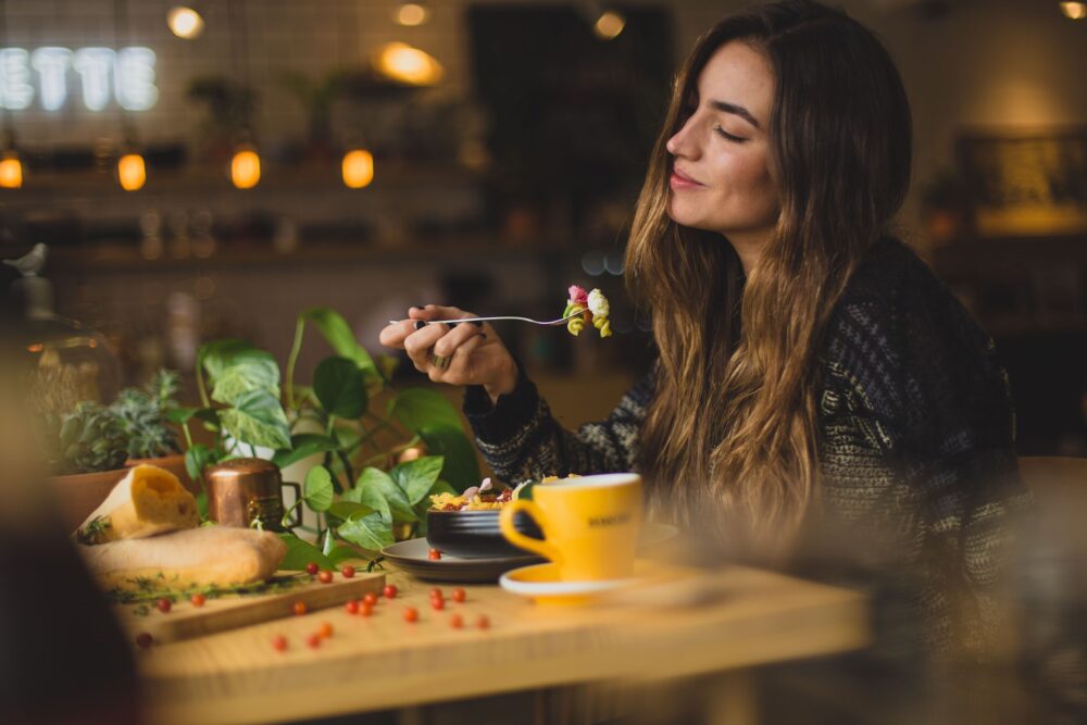 女性 フォーク 食事